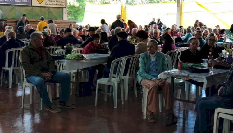 Encontro de clubes de idosos reúne participantes de várias comunidades em Vila Curvado