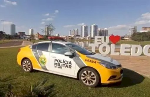 Motorista embriagado colide caminhonete contra carreta estacionada em Toledo