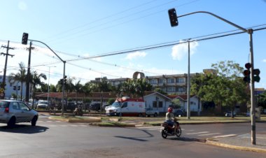 Semáforo em frente à Unioeste passará por manutenção e trânsito terá bloqueio parcial por dois dias