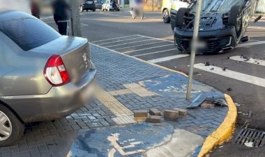 Acidente com capotamento é registrado próximo ao Colégio Rui Barbosa, em Marechal Cândido Rondon