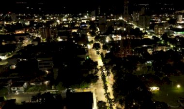 Carro colide contra poste e ocupantes fogem do local em Marechal Rondon