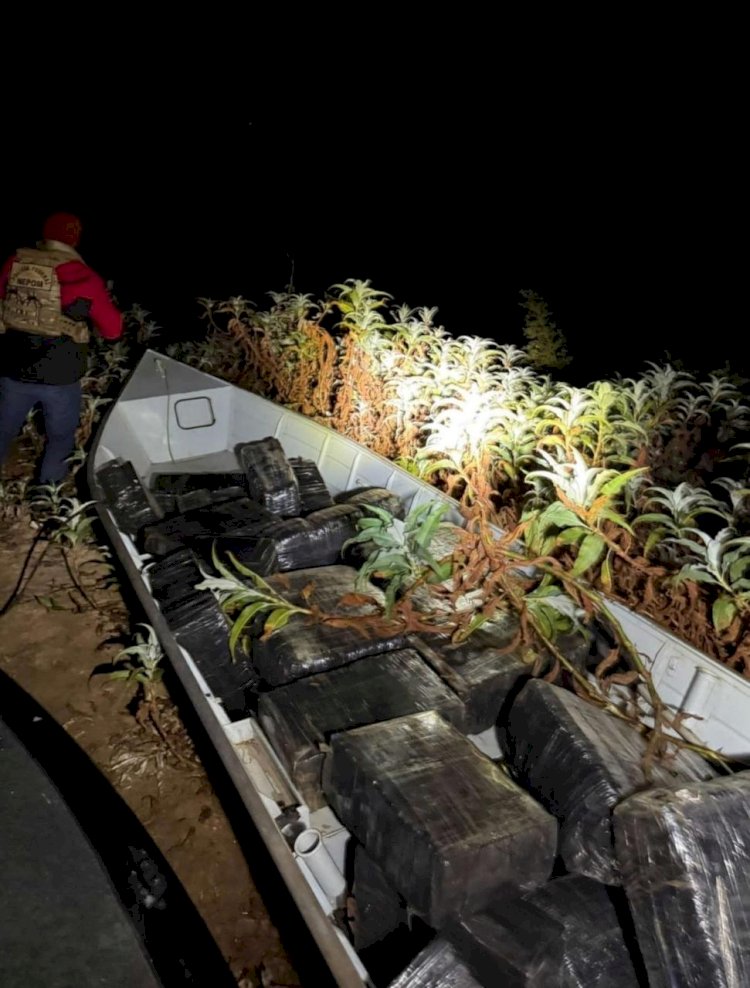 BPFRON e Polícia Federal apreendem embarcação com mais de 440 kg de maconha em Foz do Iguaçu
