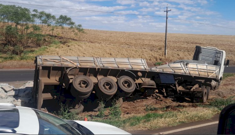 Dois acidentes com caminhões são registrados na BR-163 em trecho de apenas 1 km nesta manhã