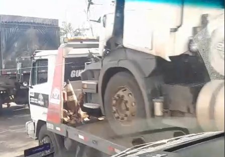 Dois acidentes com caminhões são registrados na BR-163 em trecho de apenas 1 km nesta manhã