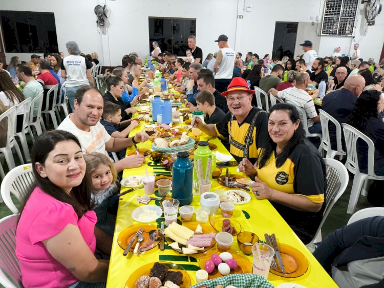 Diretoria da Associação da Linha Hedrich e  voluntario comemoram sucesso da 3ª Milich Fest