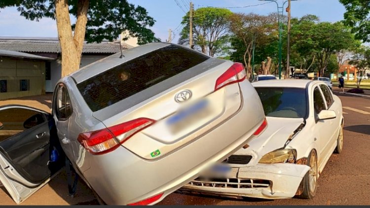 Colisão entre dois carros chama atenção no centro de Nova Santa Rosa