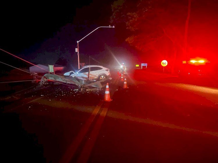Condutora perde o controle e colide contra poste na PR-239, em Toledo