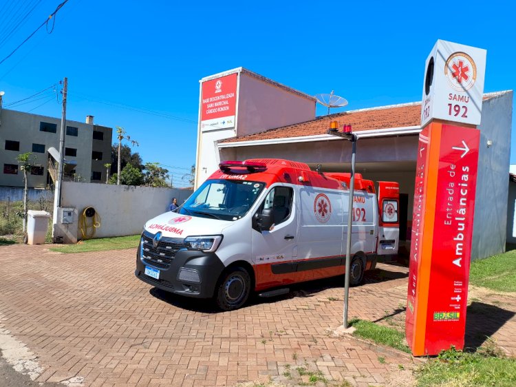Padrasto chega em casa bêbado quebrando objetos e  é contido pelo neto da sua convivente
