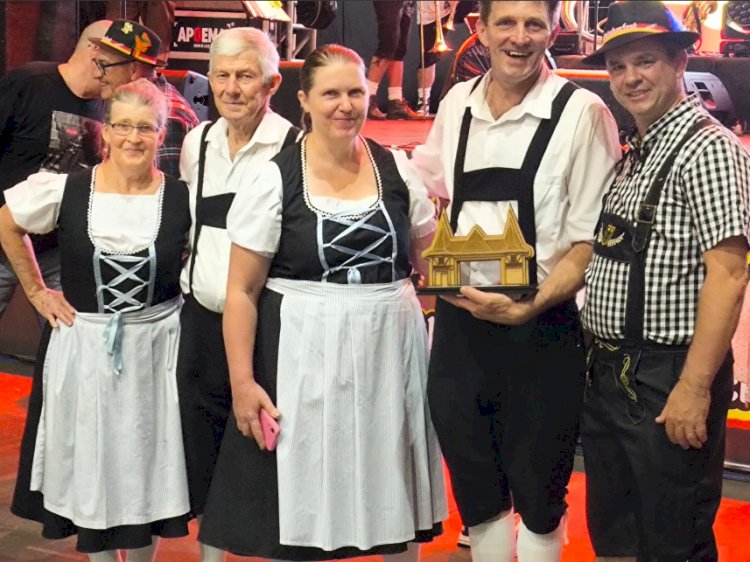 Quatro Pontes realiza desfile cultural e 1ª Oktoberfest com grande participação popular
