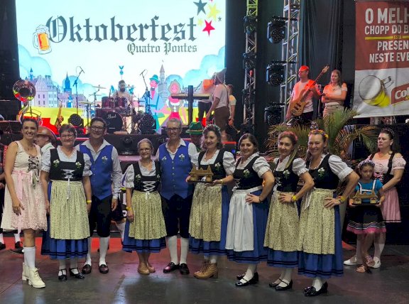 Quatro Pontes realiza desfile cultural e 1ª Oktoberfest com grande participação popular