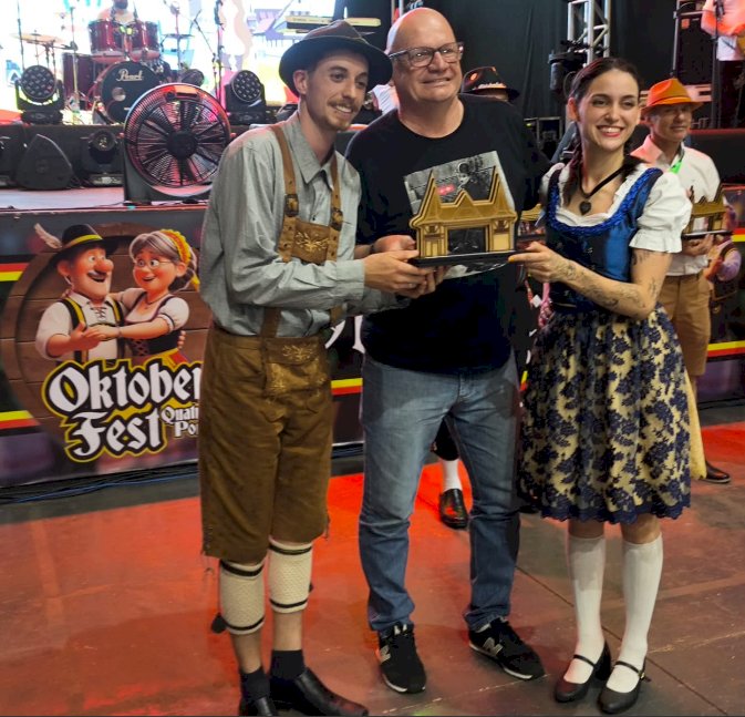 Quatro Pontes realiza desfile cultural e 1ª Oktoberfest com grande participação popular