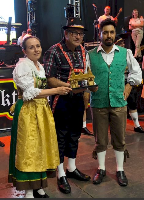 Quatro Pontes realiza desfile cultural e 1ª Oktoberfest com grande participação popular