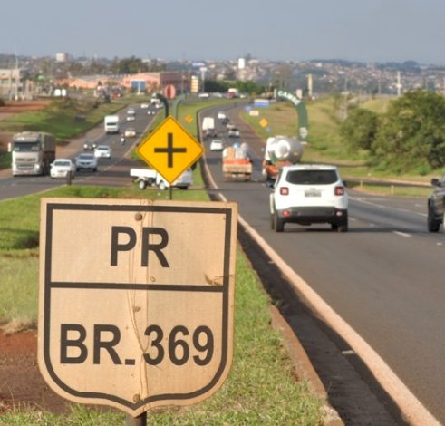 ACIDENTE ENTRE DOIS CAMINHÕES E UM CARRO INTERDITA TOTALMENTE A BR-369 EM CASCAVEL