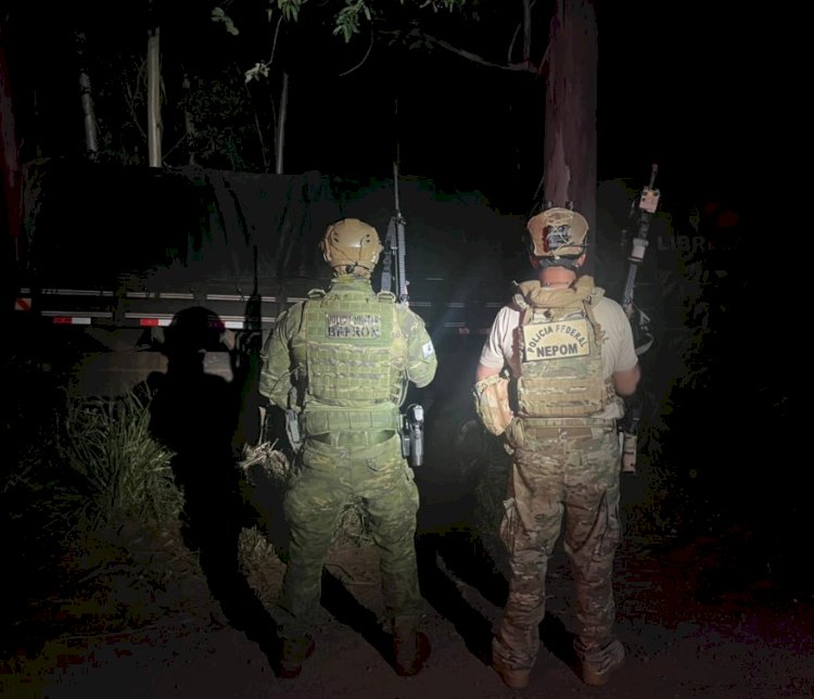 BPFRON e Polícia Federal apreendem caminhão com 20 mil pacotes de cigarros contrabandeados em Mercedes