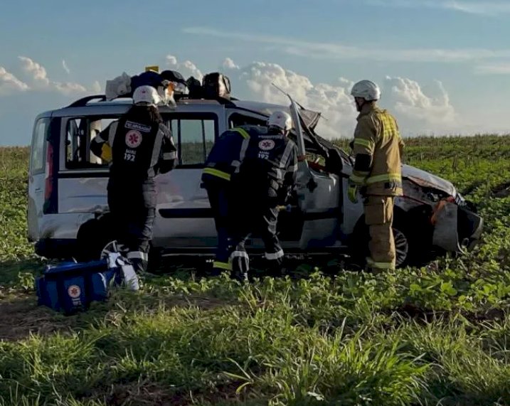 Mulher fica ferida em capotamento após colisão na PR-182, em Maripá