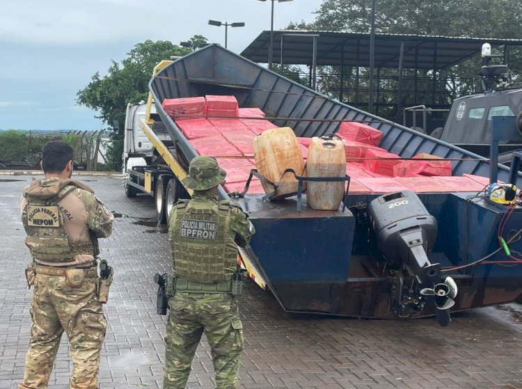 BPFRON e Polícia Federal apreendem barco e caminhão com mais de 17 mil pacotes de cigarros contrabandeados em Guaíra