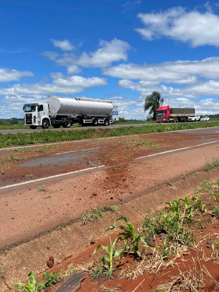Caminhão tomba entre Cascavel e Toledo