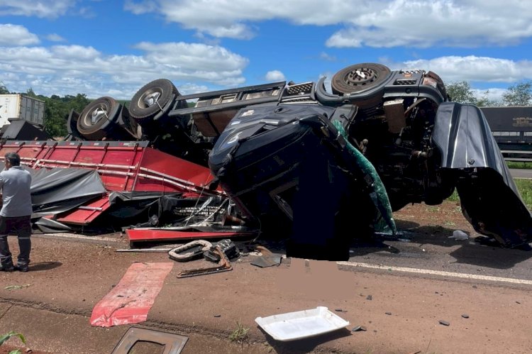 Caminhão tomba entre Cascavel e Toledo
