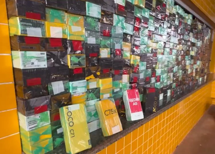 PRF apreende 500 celulares contrabandeados escondidos em fundo falso de carreta na BR-163