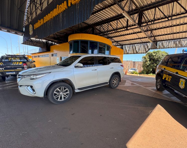 PRF recupera caminhonete roubada após fuga e colisão em Guaíra
