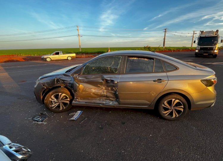 Duas mulheres ficam feridas em abalroamento entre Amarok e Virtus na PR-182, em Palotina