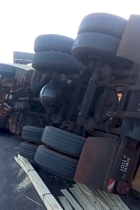 Caminhão carregado com madeira tomba em trevo de acesso a Marechal Cândido Rondon