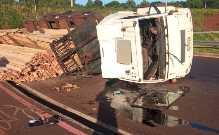 Caminhão carregado com madeira tomba em trevo de acesso a Marechal Cândido Rondon