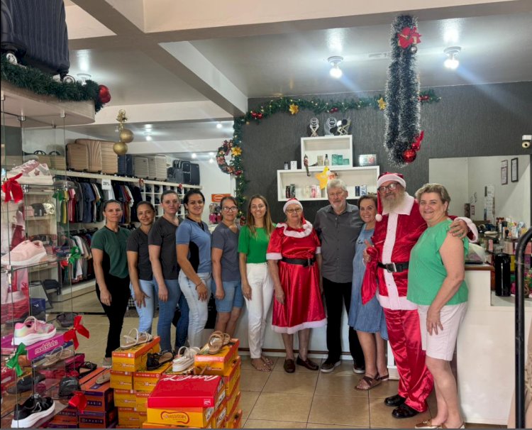 Papai Noel visita o comércio de Nova Santa Rosa e leva o espírito natalino às empresas