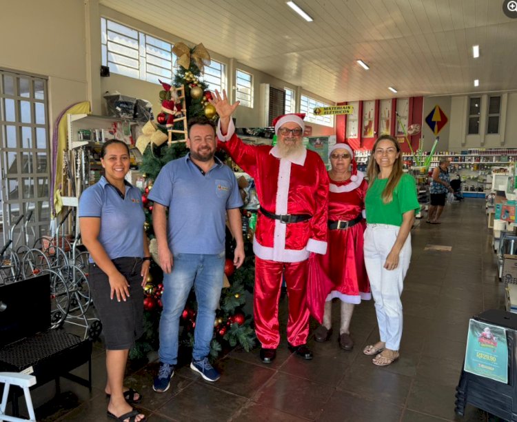 Papai Noel visita o comércio de Nova Santa Rosa e leva o espírito natalino às empresas