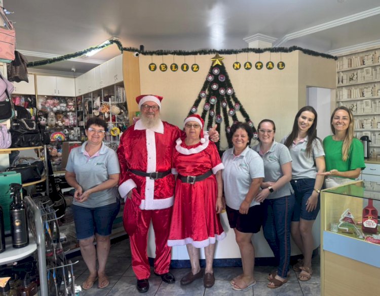 Papai Noel visita o comércio de Nova Santa Rosa e leva o espírito natalino às empresas