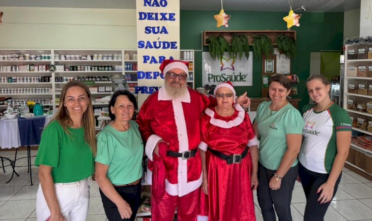 Papai Noel visita o comércio de Nova Santa Rosa e leva o espírito natalino às empresas