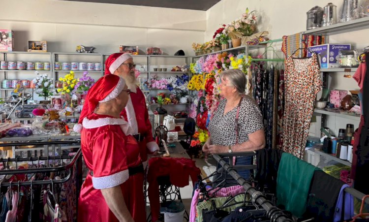 Papai Noel visita o comércio de Nova Santa Rosa e leva o espírito natalino às empresas