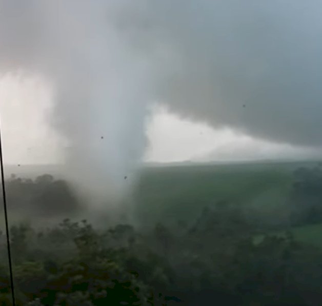 Tornado provoca pânico e causa estragos em Santa Rosa del Monday, no Paraguai